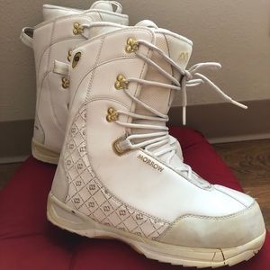 Women’s size 9 snowboarding boots